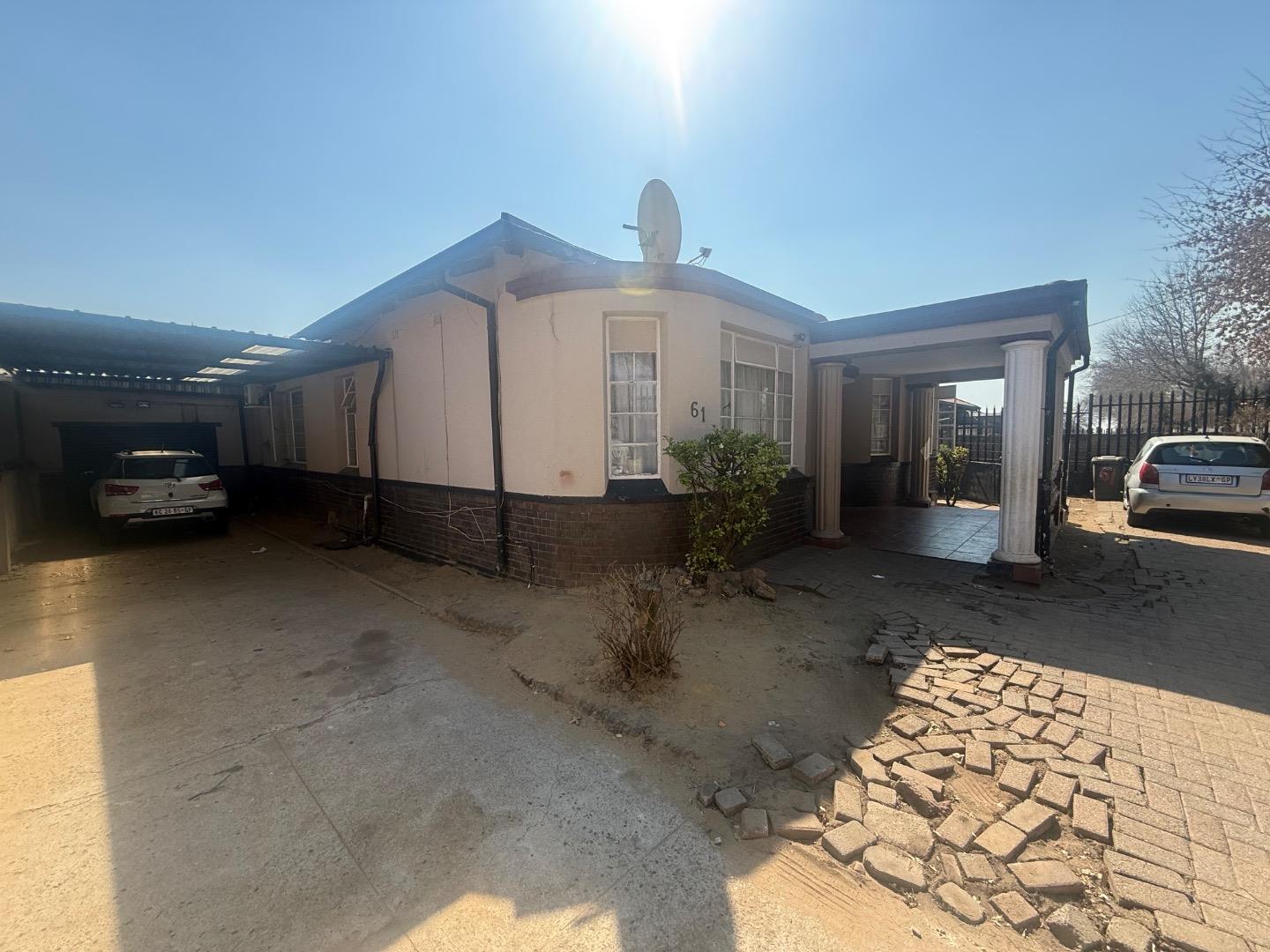 4 Bedroom Income-Generating House For Sale in The Hill, Johannesburg