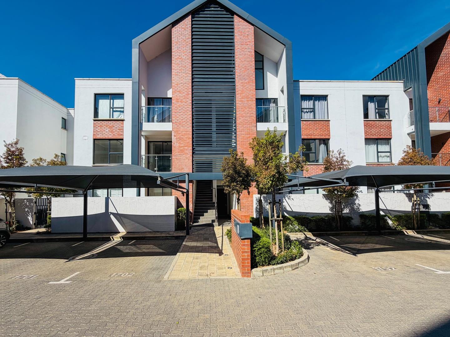 1 Bedroom Lakefront Apartment for Sale in Linksfield – Golf & Equestrian Estate
