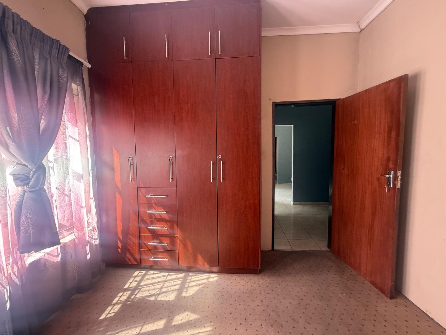 4 Bedroom Double Storey House for Sale in Oakdene, Johannesburg