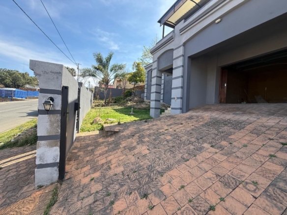 4 Bedroom Double Storey House for Sale in Oakdene, Johannesburg