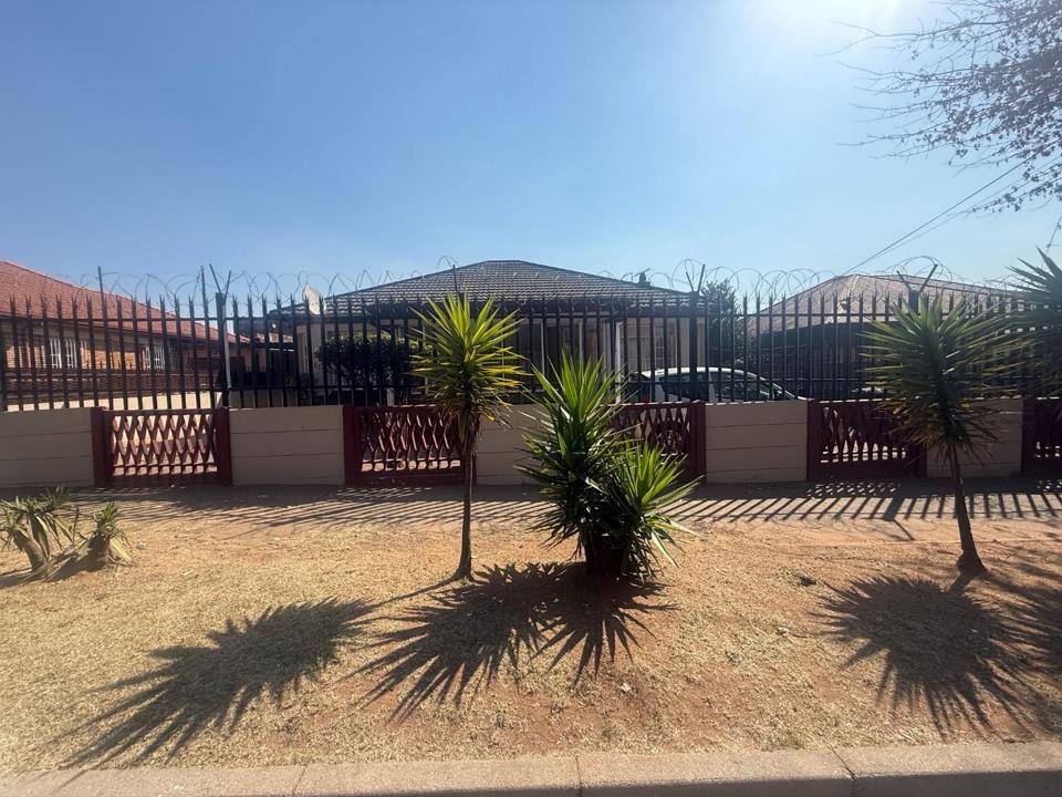 4 Bedroom Income-Generating House For Sale in The Hill, Johannesburg
